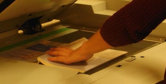 Persona escaneando un libro