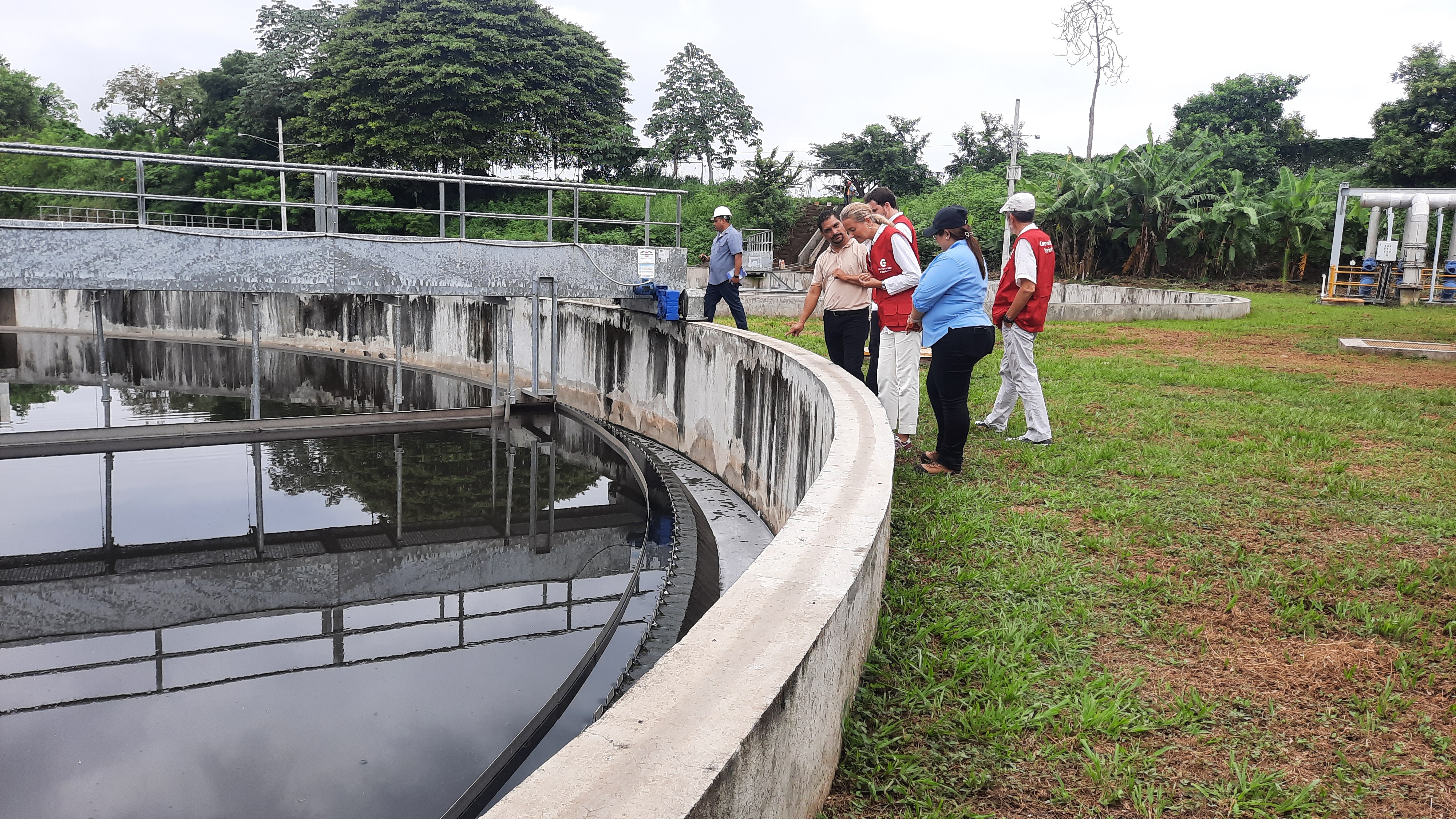 Cooperantes mirando un pozo de agua